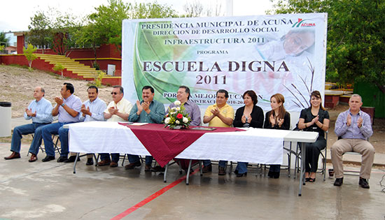 Entrega la administración infraestructura deportiva y banquetas a estudiantes de la escuela primaria Benito Juárez