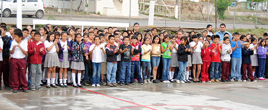 Entrega la administración infraestructura deportiva y banquetas a estudiantes de la escuela primaria Benito Juárez