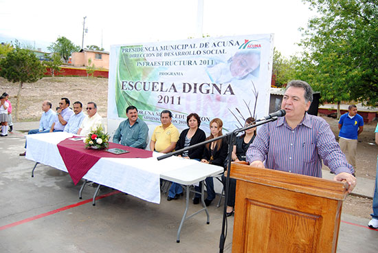 Entrega la administración infraestructura deportiva y banquetas a estudiantes de la escuela primaria Benito Juárez