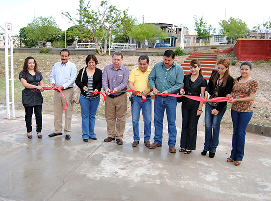 Entrega la administración infraestructura deportiva y banquetas a estudiantes de la escuela primaria Benito Juárez