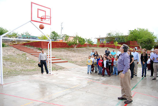 Entrega la administración infraestructura deportiva y banquetas a estudiantes de la escuela primaria Benito Juárez