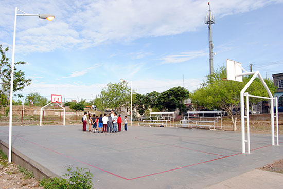 Entrega la administración infraestructura deportiva y banquetas a estudiantes de la escuela primaria Benito Juárez