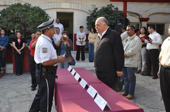 Entregan reconocimiento a elementos de seguridad pública 