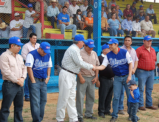 Inaugura Antonio Nerio Liga del Norte en Nueva Rosita