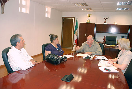 Reunión entre el Alcalde de Monclova,  Melchor Sánchez de la Fuente y la dirigente de los comerciantes ambulantes, Melva Farias.