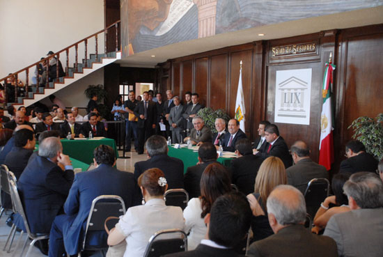 Acude el gobernador Rubén Moreira al Congreso Local a dialogar con diputados locales sobre reformas