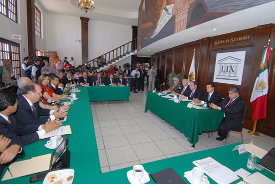 Acude el gobernador Rubén Moreira al Congreso Local a dialogar con diputados locales sobre reformas