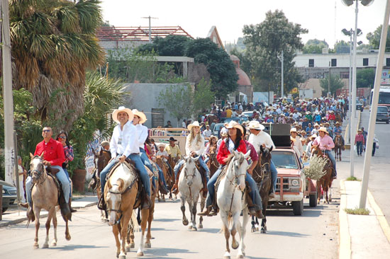 Encabezan Antonio  y Anateresa  cabalgata de San Juan de Sabinas 