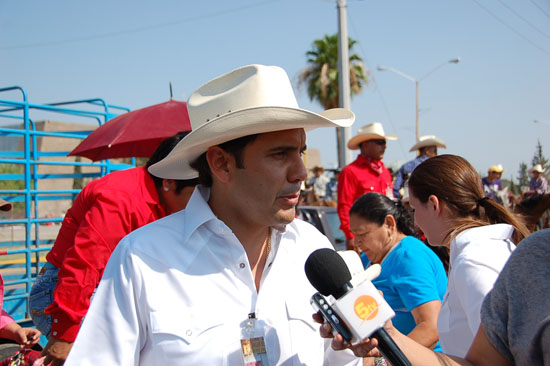 Encabezan Antonio  y Anateresa  cabalgata de San Juan de Sabinas 