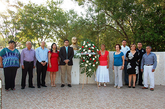 Deposita Ayuntamiento ofrenda floral en busto de la Corregidora