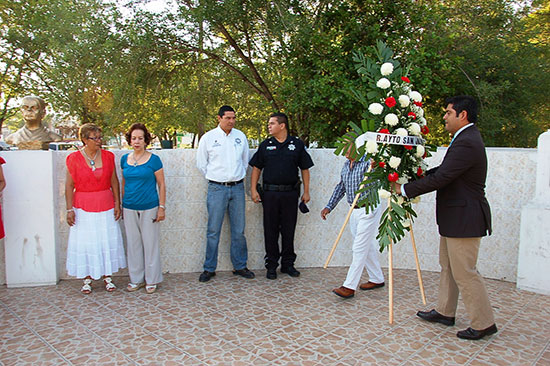 Deposita Ayuntamiento ofrenda floral en busto de la Corregidora