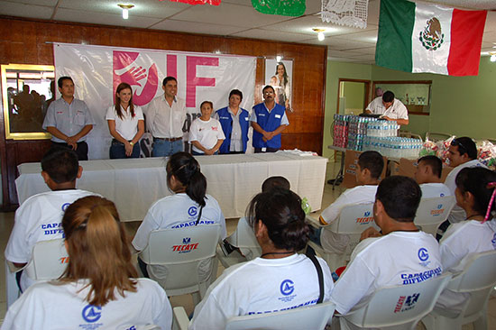 Despiden Antonio y Anateresa Nerio a grupo de capacidades diferentes que viaja a Puerto Vallarta