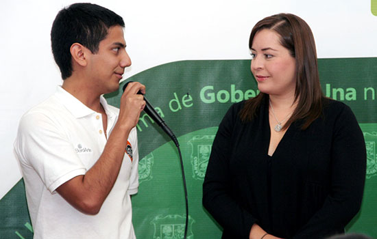 Entrega Secretaría de la Juventud becas del programa ‘Poder Joven Radio’