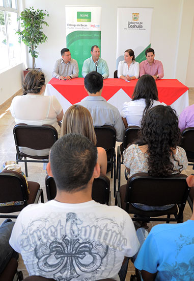 Entregan Alcalde y Secretaria de la Juventud becas a participantes del programa Poder Joven Radio