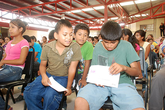 Entregan becas a niños monclovenses de escasos recursos