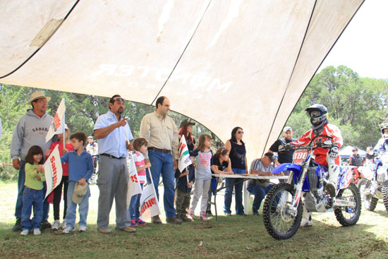 Inaugura alcalde competencia de motociclistas 