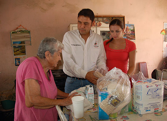 Llevan Antonio y Anateresa Nerio beneficios a adultos mayores con discapacidad