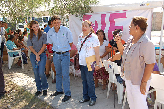 Llevan Antonio y Anateresa Nerio beneficios a la colonia Mina 7