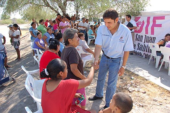 Llevan Antonio y Anateresa Nerio beneficios a la colonia Mina 7