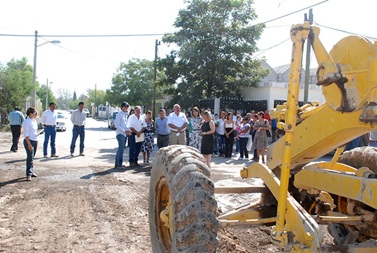 Supervisa alcalde obra de pavimento en colonia San Isidro