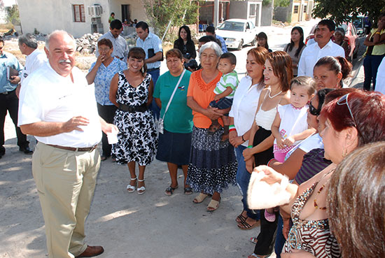 Supervisa alcalde obra de pavimento en colonia San Isidro