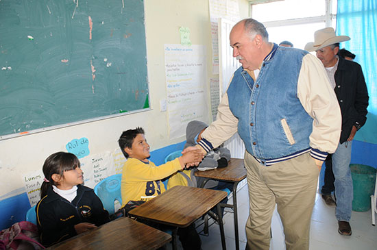 Entrega Melchor Sánchez mejoras a primaria rural de Monclova