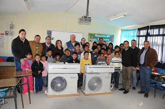 Entrega Melchor Sánchez mejoras a primaria rural de Monclova