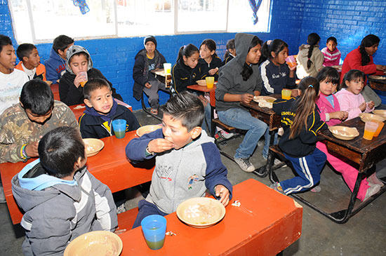 Entrega Melchor Sánchez mejoras a primaria rural de Monclova