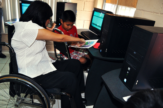 OFRECE MUNICIPIO CURSOS DE COMPUTACIÓN EN EL CENTRO COMUNITARIO DEL EJIDO PIEDRAS NEGRAS 