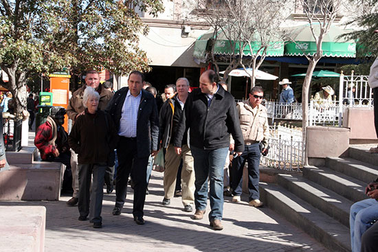 Recorren gobernador y alcalde calles de Saltillo