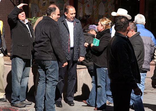 Recorren gobernador y alcalde calles de Saltillo