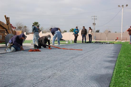 Supervisa Antonio Nerio obra de cancha de pasto sintético en la Unidad Deportiva 