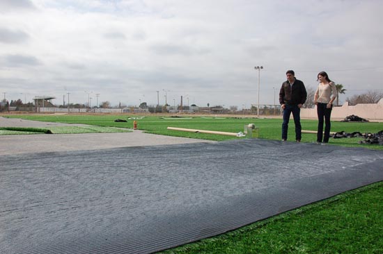 Supervisa Antonio Nerio obra de cancha de pasto sintético en la Unidad Deportiva 