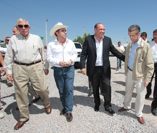   DA GOBERNADOR BANDERAZO A UN NUEVO COLECTOR PLUVIAL