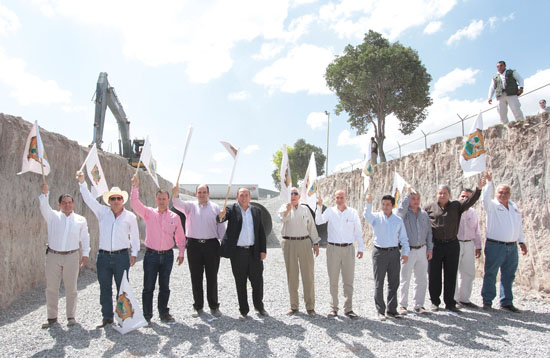   DA GOBERNADOR BANDERAZO A UN NUEVO COLECTOR PLUVIAL