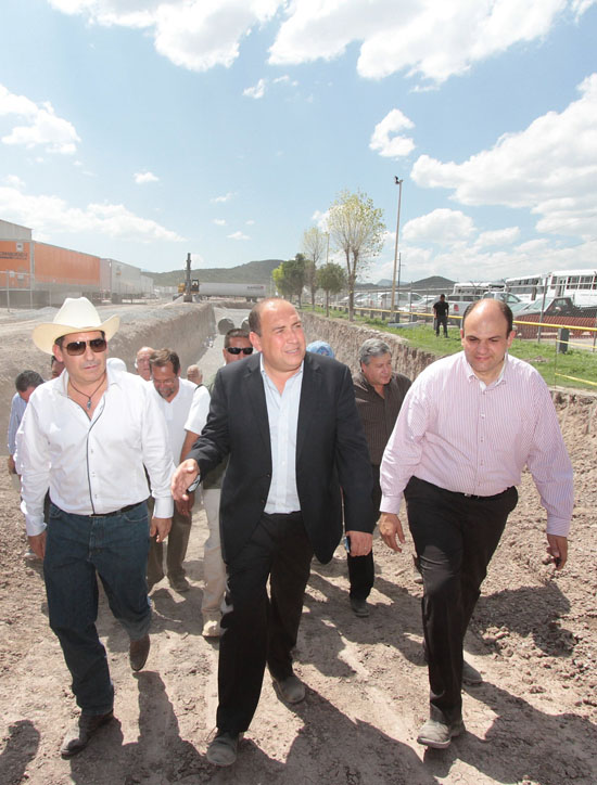   DA GOBERNADOR BANDERAZO A UN NUEVO COLECTOR PLUVIAL