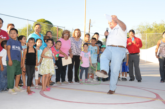 Entrega alcalde Melchor Sánchez cancha deportiva a colonia Santa Bárbara 