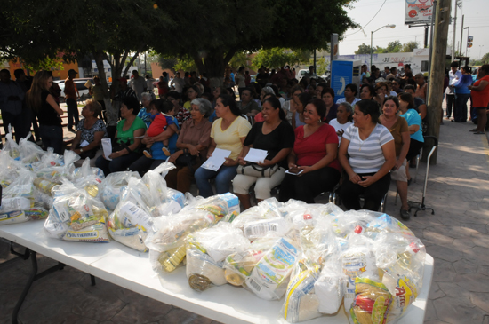 Entrega alcalde Melchor Sánchez despensas a adultos mayores 