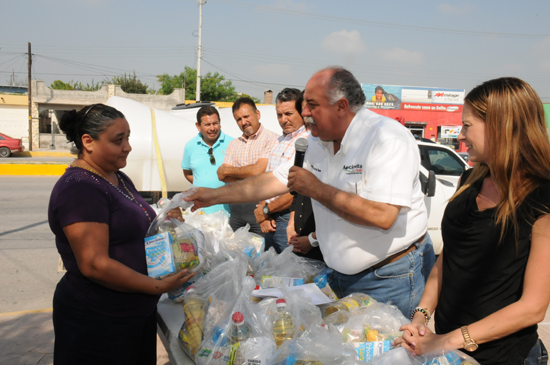 Entrega alcalde Melchor Sánchez despensas a adultos mayores 