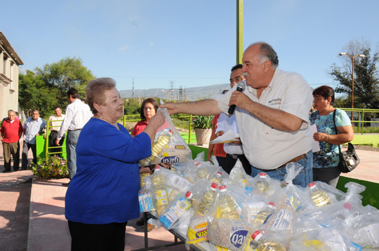 ENTREGA MELCHOR SÁNCHEZ DESPENSAS A ADULTOS MAYORES