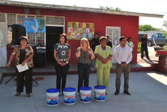 Entrega Regidora Cristina Rodríguez impermeabilizante a primaria Francisco González 