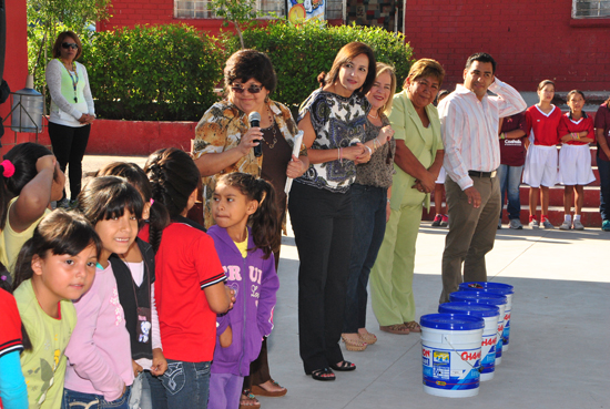 Entrega Regidora Cristina Rodríguez impermeabilizante a primaria Francisco González 