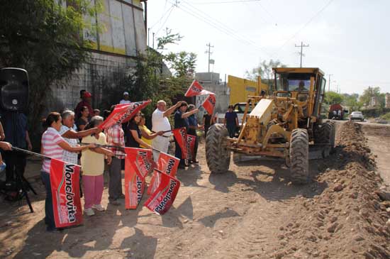 Inicia obra de pavimentación el alcalde Melchor Sánchez