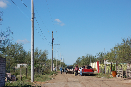 Beneficia Antonio Nerio a habitantes de la colonia Humberto Moreira 