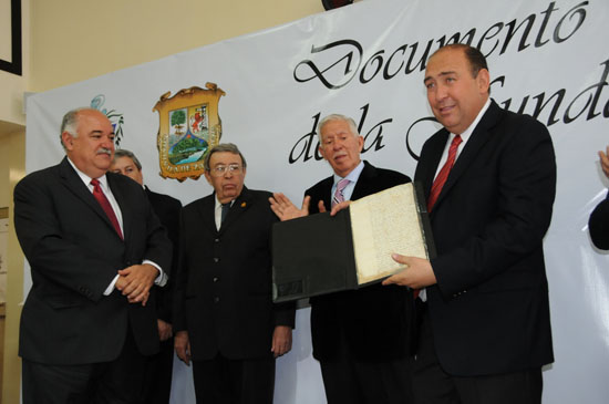    ENTREGA GOBERNADOR DOCUMENTO HISTÓRICO DE LA FUNDACIÓN DE MONCLOVA