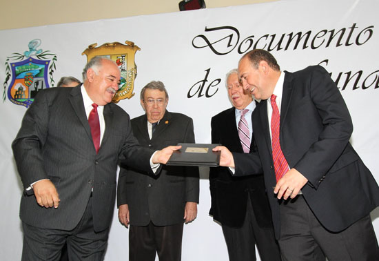    ENTREGA GOBERNADOR DOCUMENTO HISTÓRICO DE LA FUNDACIÓN DE MONCLOVA