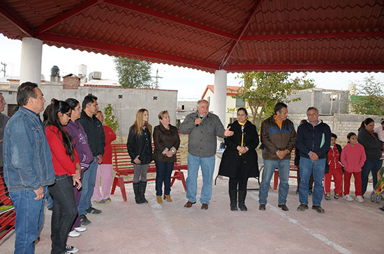 Entrega Melchor Sánchez kiosko en la colonia Elsa Hernández