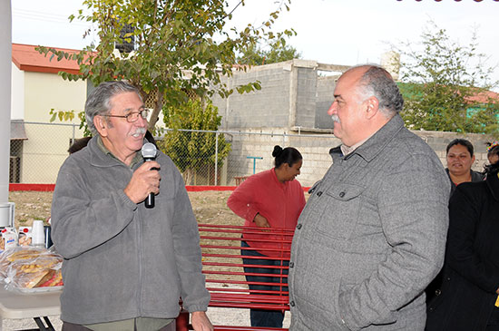 Entrega Melchor Sánchez kiosko en la colonia Elsa Hernández