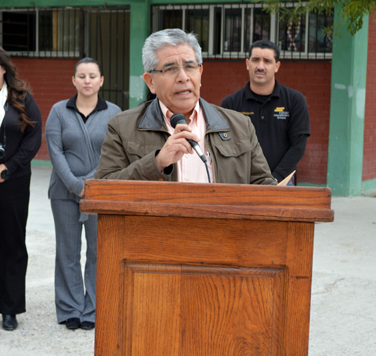 EQUIPO DE CÓMPUTO Y CLAVES DE ACCESO AL PROGRAMA YES EN INGLÉS ENTREGÓ EL DIRECTOR ESTATAL DEL COLEGIO DE BACHILLERES DE COAHUILA AL PLANTEL ACUÑA.