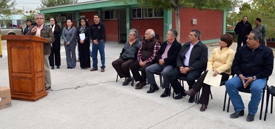 EQUIPO DE CÓMPUTO Y CLAVES DE ACCESO AL PROGRAMA YES EN INGLÉS ENTREGÓ EL DIRECTOR ESTATAL DEL COLEGIO DE BACHILLERES DE COAHUILA AL PLANTEL ACUÑA.